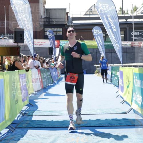 09.08.2026 - GEWOBA Citytriathlon Bremen Yannick Fuchs http://msf.ph/oto/9941470 09.08.2026 13:56:02 Ziel 678 meine-sportfotos.de