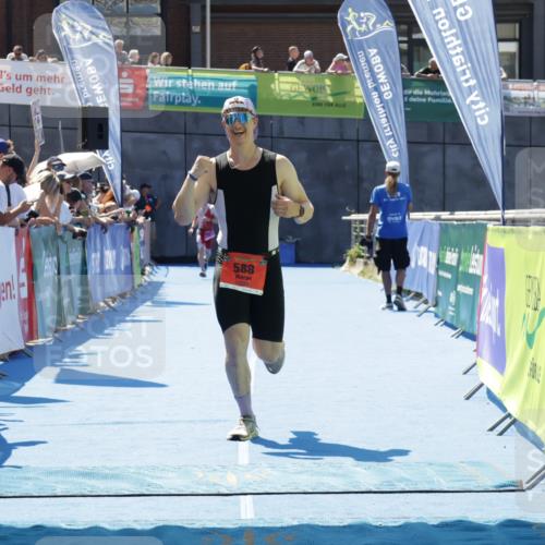 09.08.2026 - GEWOBA Citytriathlon Bremen Yannick Fuchs http://msf.ph/oto/9941664 09.08.2026 14:01:00 Ziel 588 meine-sportfotos.de