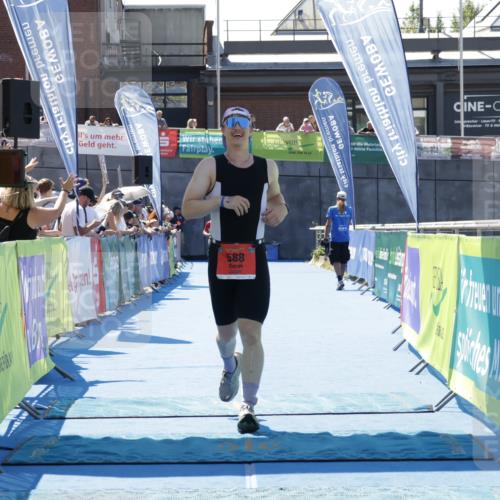 09.08.2026 - GEWOBA Citytriathlon Bremen Yannick Fuchs http://msf.ph/oto/9941665 09.08.2026 14:01:01 Ziel 588 meine-sportfotos.de