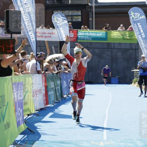 09.08.2026 - GEWOBA Citytriathlon Bremen Yannick Fuchs http://msf.ph/oto/9941676 09.08.2026 14:01:08 Ziel 1001, 1001 meine-sportfotos.de