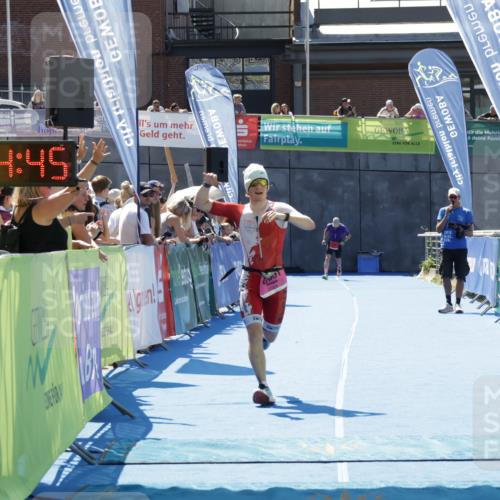09.08.2026 - GEWOBA Citytriathlon Bremen Yannick Fuchs http://msf.ph/oto/9941677 09.08.2026 14:01:08 Ziel 1001, 1001 meine-sportfotos.de