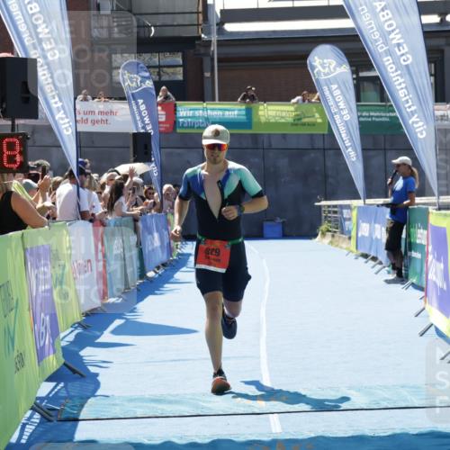 09.08.2026 - GEWOBA Citytriathlon Bremen Yannick Fuchs http://msf.ph/oto/9941777 09.08.2026 14:02:31 Ziel 629 meine-sportfotos.de