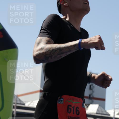 09.08.2026 - GEWOBA Citytriathlon Bremen Yannick Fuchs http://msf.ph/oto/9941834 09.08.2026 14:04:24 Ziel 616 meine-sportfotos.de