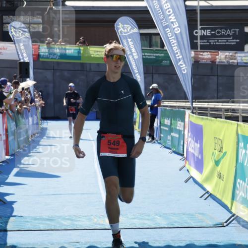 09.08.2026 - GEWOBA Citytriathlon Bremen Yannick Fuchs http://msf.ph/oto/9941932 09.08.2026 14:07:06 Ziel 549, 633 meine-sportfotos.de