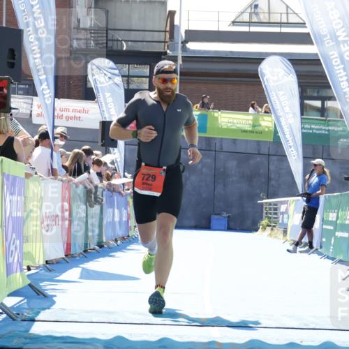09.08.2026 - GEWOBA Citytriathlon Bremen Yannick Fuchs http://msf.ph/oto/9942181 09.08.2026 14:11:10 Ziel 729 meine-sportfotos.de