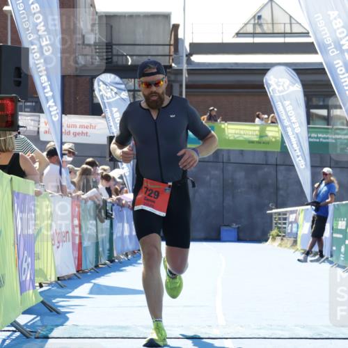 09.08.2026 - GEWOBA Citytriathlon Bremen Yannick Fuchs http://msf.ph/oto/9942182 09.08.2026 14:11:11 Ziel 729 meine-sportfotos.de