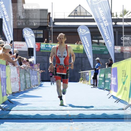 09.08.2026 - GEWOBA Citytriathlon Bremen Yannick Fuchs http://msf.ph/oto/9942190 09.08.2026 14:11:28 Ziel 818 meine-sportfotos.de