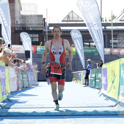 09.08.2026 - GEWOBA Citytriathlon Bremen Yannick Fuchs http://msf.ph/oto/9942192 09.08.2026 14:11:29 Ziel 818 meine-sportfotos.de
