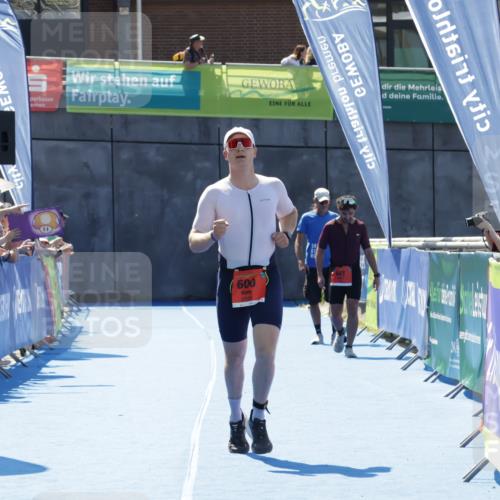 09.08.2026 - GEWOBA Citytriathlon Bremen Yannick Fuchs http://msf.ph/oto/9942227 09.08.2026 14:12:01 Ziel 600 meine-sportfotos.de