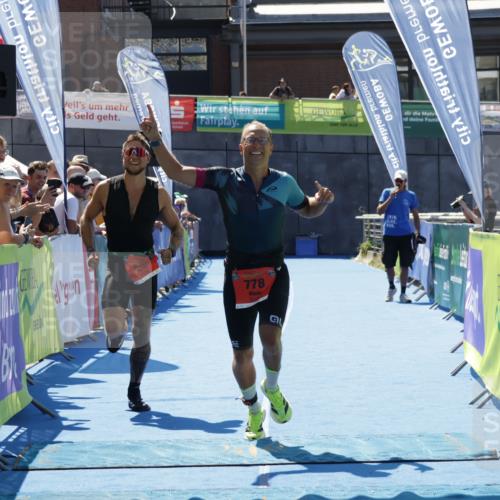 09.08.2026 - GEWOBA Citytriathlon Bremen Yannick Fuchs http://msf.ph/oto/9943884 09.08.2026 14:12:43 Ziel 698, 778 meine-sportfotos.de