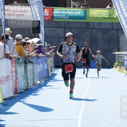 09.08.2026 - GEWOBA Citytriathlon Bremen Yannick Fuchs http://msf.ph/oto/9943950 09.08.2026 14:13:30 Ziel 690 meine-sportfotos.de