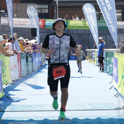 09.08.2026 - GEWOBA Citytriathlon Bremen Yannick Fuchs http://msf.ph/oto/9943960 09.08.2026 14:13:34 Ziel 690, 748 meine-sportfotos.de