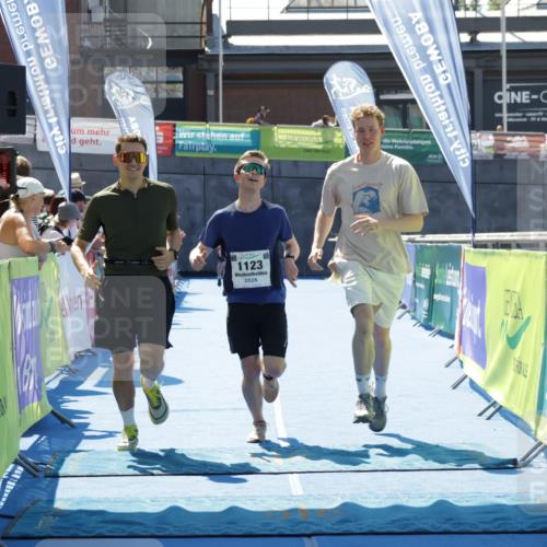 09.08.2026 - GEWOBA Citytriathlon Bremen Yannick Fuchs http://msf.ph/oto/9944251 09.08.2026 14:16:00 Ziel 1123 meine-sportfotos.de