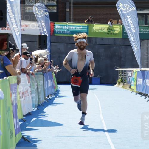 09.08.2026 - GEWOBA Citytriathlon Bremen Yannick Fuchs http://msf.ph/oto/9944642 09.08.2026 14:19:02 Ziel 596 meine-sportfotos.de