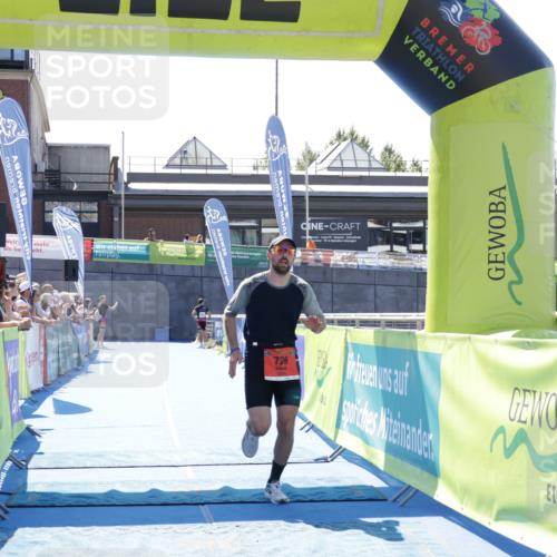 09.08.2026 - GEWOBA Citytriathlon Bremen Yannick Fuchs http://msf.ph/oto/9945719 09.08.2026 14:28:01 Ziel 726 meine-sportfotos.de