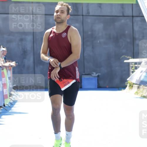 09.08.2026 - GEWOBA Citytriathlon Bremen Yannick Fuchs http://msf.ph/oto/9945890 09.08.2026 14:30:03 Ziel 877, 932 meine-sportfotos.de