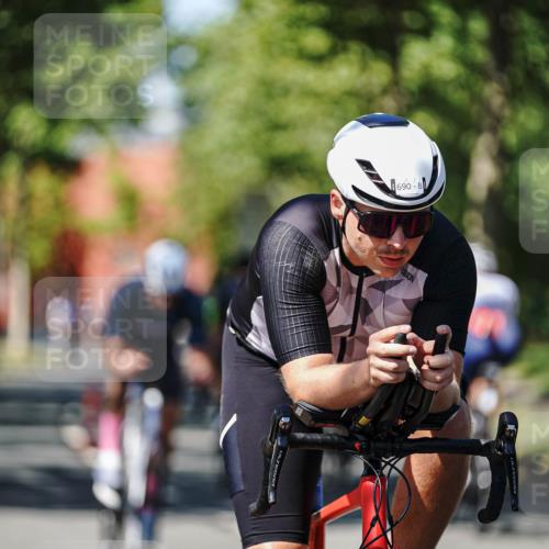 09.08.2026 - GEWOBA Citytriathlon Bremen Michael Burmester http://msf.ph/oto/9949110 09.08.2026 12:45:08 Radfahren 549, 556, 597, 607, 610, 631, 666, 676, 690, 813, 831, 843, 853, 862, 985, 1128 meine-sportfotos.de