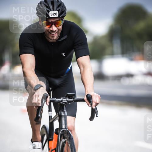 16.08.2026 - KN Förde Triathlon 2026 H.Heesch http://msf.ph/oto/9974656 16.08.2026 11:04:05 Radfahren 320, 363 meine-sportfotos.de
