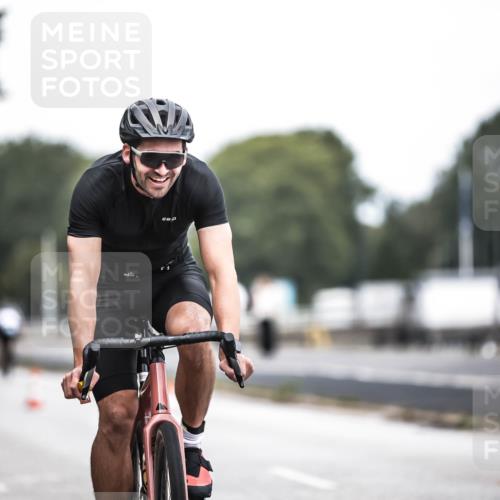 16.08.2026 - KN Förde Triathlon 2026 H.Heesch http://msf.ph/oto/9978491 16.08.2026 11:25:30 Radfahren 399, 413 meine-sportfotos.de