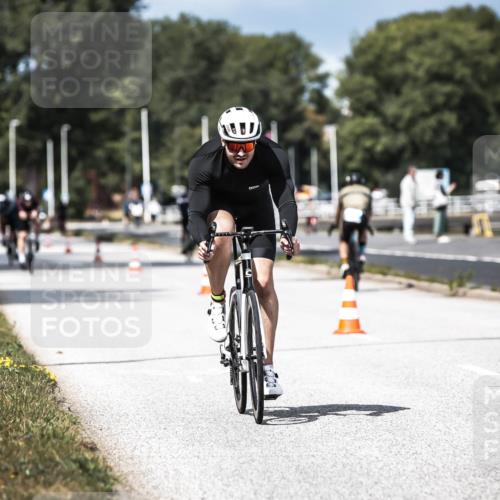 16.08.2026 - KN Förde Triathlon 2026 H.Heesch http://msf.ph/oto/9983601 16.08.2026 12:55:05 Radfahren 196, 523, 555, 586, 721 meine-sportfotos.de