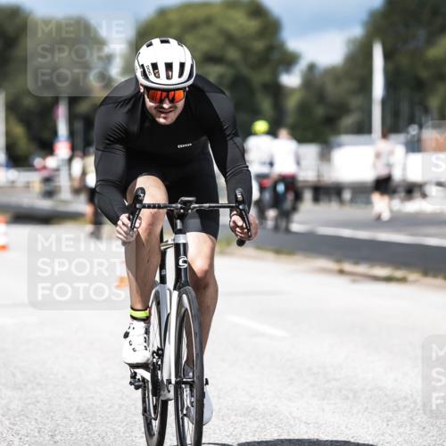 16.08.2026 - KN Förde Triathlon 2026 H.Heesch http://msf.ph/oto/9983616 16.08.2026 12:55:06 Radfahren 196, 523, 555, 586, 733 meine-sportfotos.de