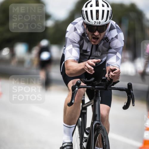 16.08.2026 - KN Förde Triathlon 2026 H.Heesch http://msf.ph/oto/9989109 16.08.2026 13:18:51 Radfahren 565, 609, 704 meine-sportfotos.de