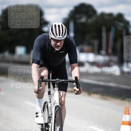 16.08.2026 - KN Förde Triathlon 2026 H.Heesch http://msf.ph/oto/9990538 16.08.2026 13:26:39 Radfahren 566, 715, 742 meine-sportfotos.de
