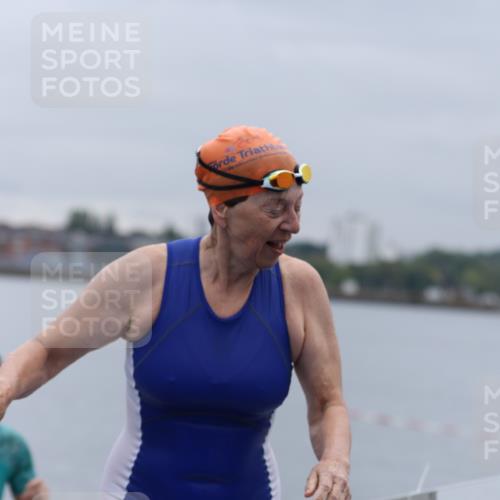16.08.2026 - KN Förde Triathlon 2026 Antke Förster http://msf.ph/oto/9992775 16.08.2026 09:22:00 Schwimmen 188, 202, 215, 235, 216, 217, 229, 232, 242 meine-sportfotos.de