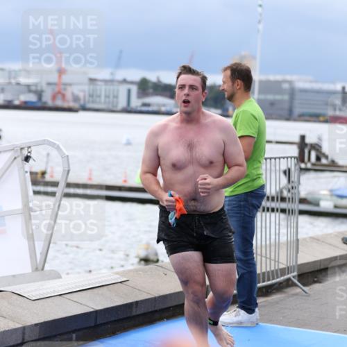 16.08.2026 - KN Förde Triathlon 2026 Antke Förster http://msf.ph/oto/9998296 16.08.2026 12:52:04 Schwimmen 594, 745, 746 meine-sportfotos.de